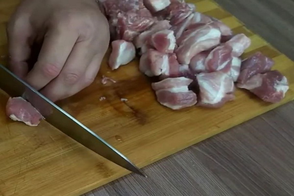 нарезать свинину