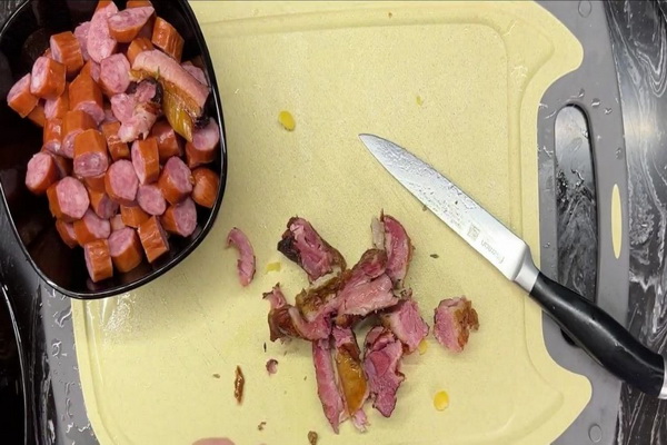 нарезать колбаски и мясо