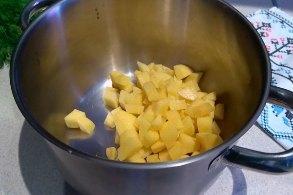 всыпать картошку в каструлю