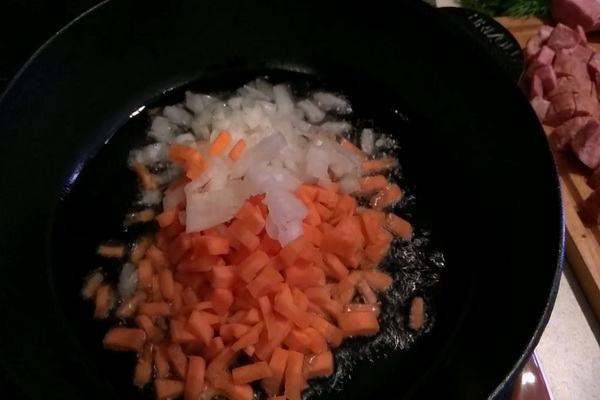 обжарить морковку и лук