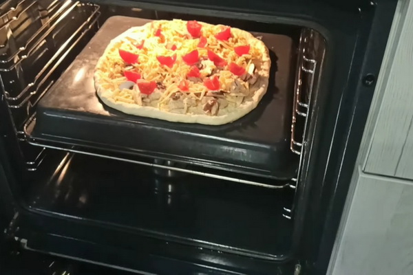 запечь пиццу в духовке