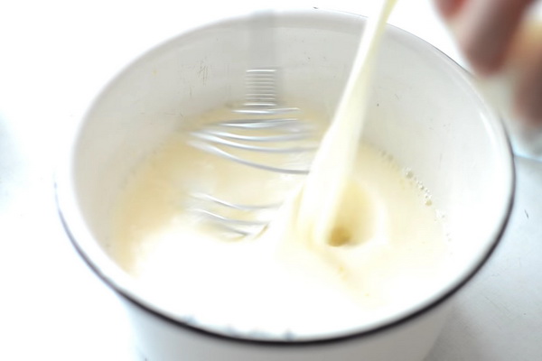 добавить молоко с кефиром