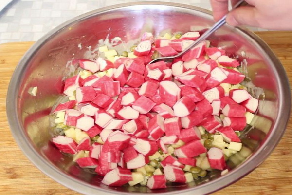 крабовые добавить в салатник