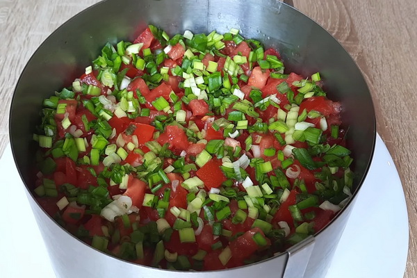добавить лук и томаты