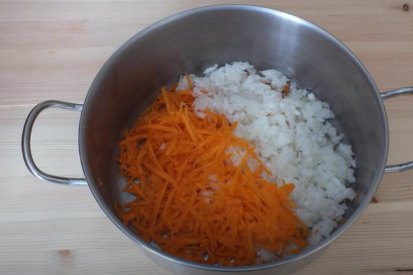 смешать лук и морковь