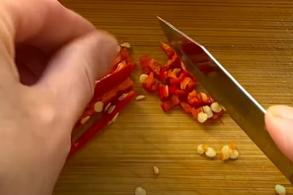 нарезать острый перец