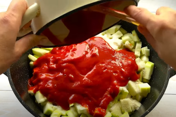 добавить пасту томатную