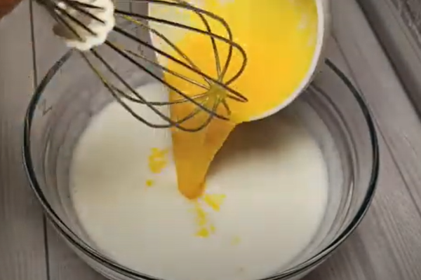 ввести яйца в тесто