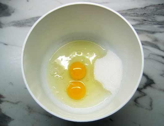 яйца взбить с сахаром