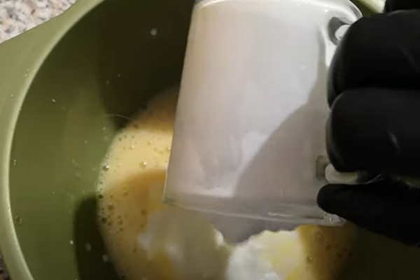 добавить скисшее молоко