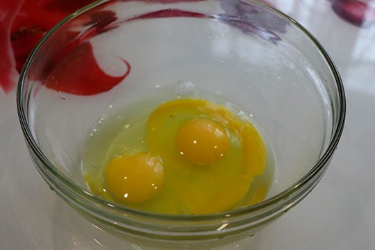 яйца разбить в миску