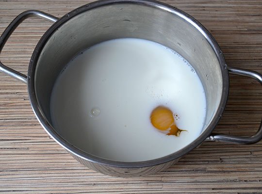 соединить молоко, воду и яйцо