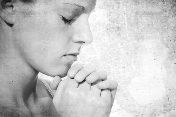 девушка читает молитву