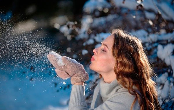 девушка Татьяна со снегом