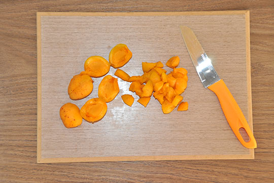 нарезать кусочками абрикосы