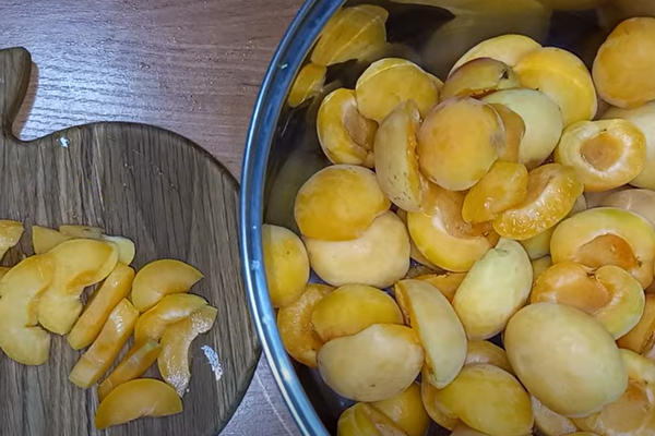 нарезать абрикосы
