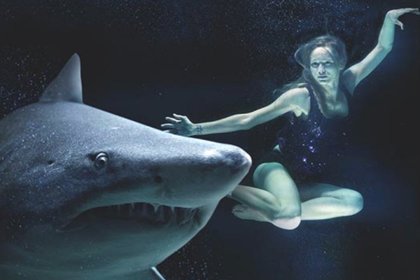 девушка с акулой