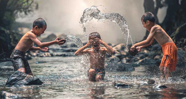 дети резвятся в воде