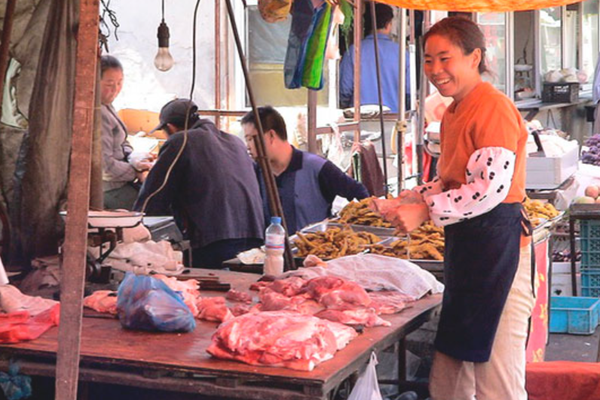 торговля мясом на базаре