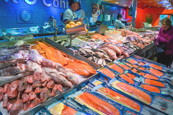 красная рыба на рынке