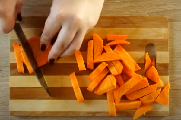 нарезать морковь