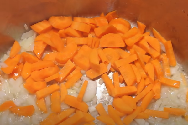 всыпать морковь