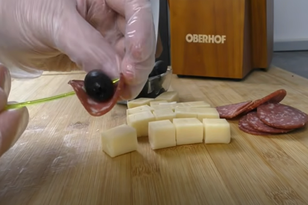 соединяем сыр, маслину и колбасу