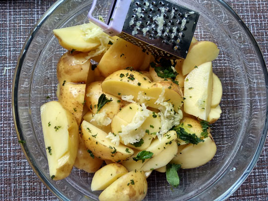 картофель замариновать в соусе и чесноке