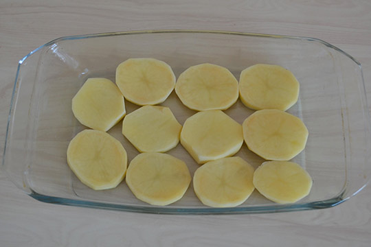выложить картофель в один слой