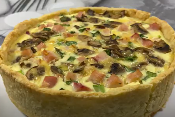 рецепт киша с копченой курицей и грибами