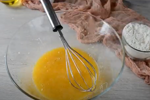 размешать яйца с сахаром