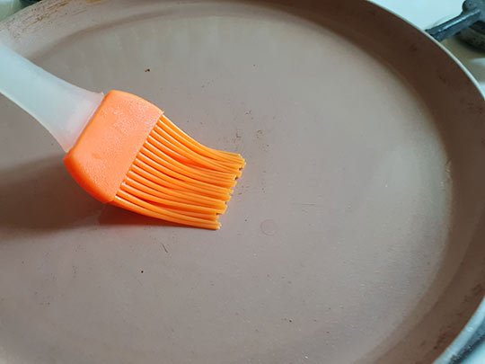 смазать сковороду маслом