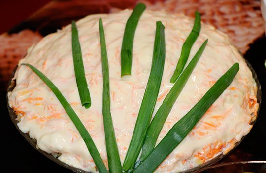 крабовый салат с морковью готов