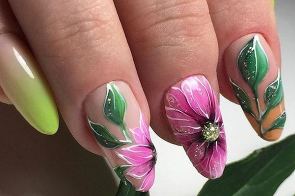 флористические мотивы на ногтях
