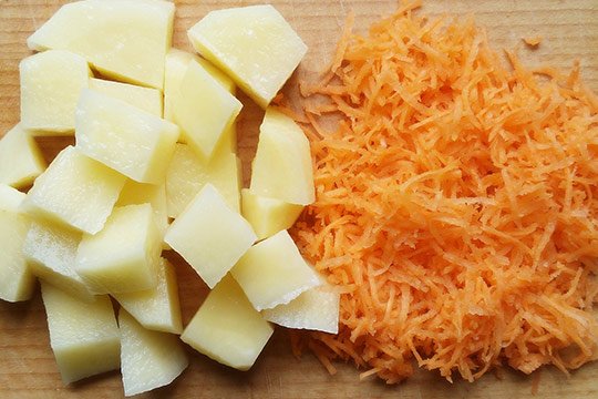 картофель и морковь нарезать