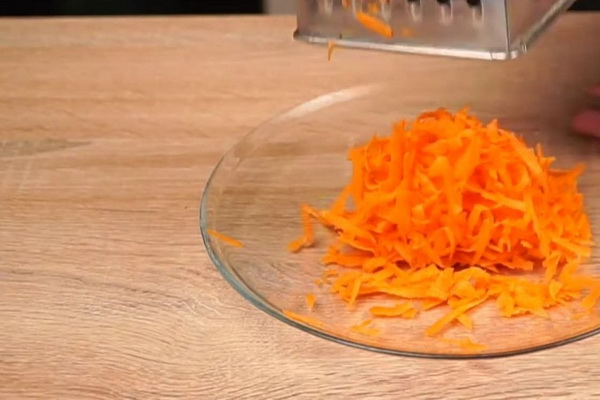 натереть морковку
