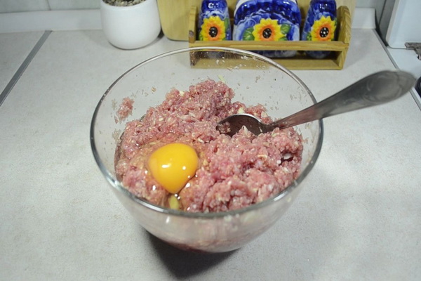 добавить яйцо к мясу