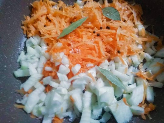 лук и морковь на сковороду