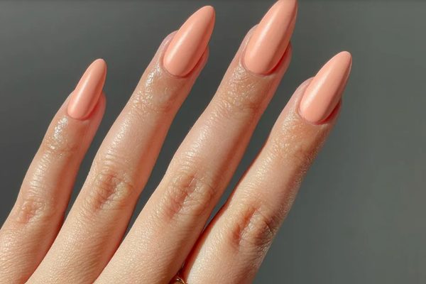 персиковые ногти Peach Fuzz