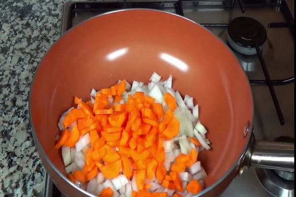 добавить нарезанную морковь