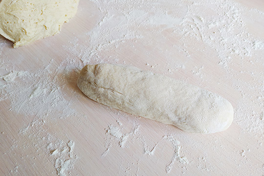 отрезаем тесто формируем колбаску