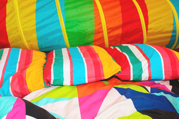 яркие цветные подушки