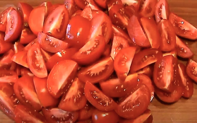 разрезаем помидоры на дольки