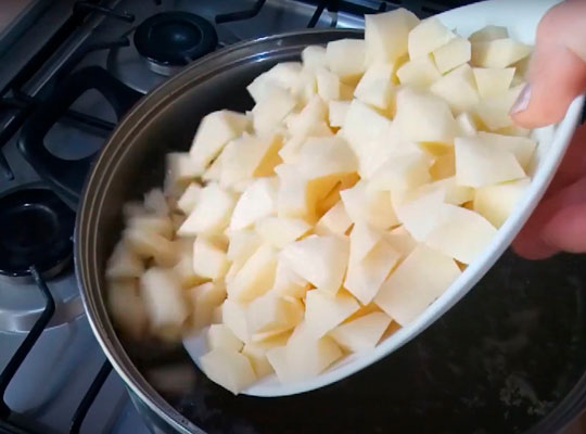 добавить картофель в бульон