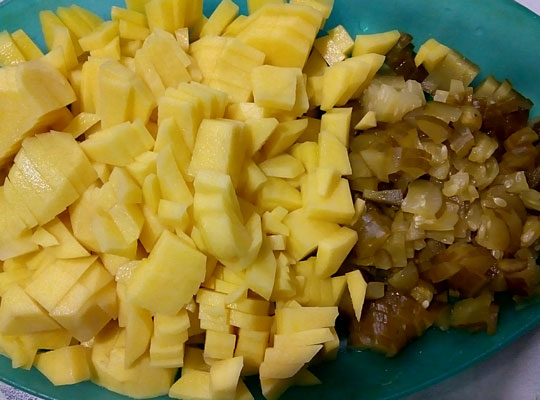 нарезать кубиками картофель