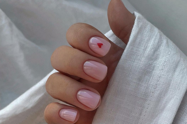 розовый лак на ногтях
