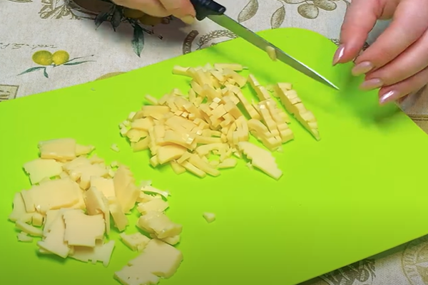 порезать сыр твердый