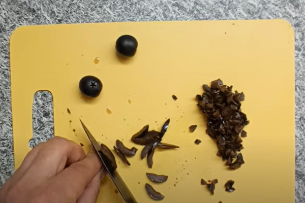 нарезать маслины