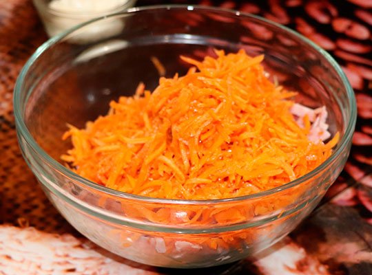 ветчину и морковь в салатник