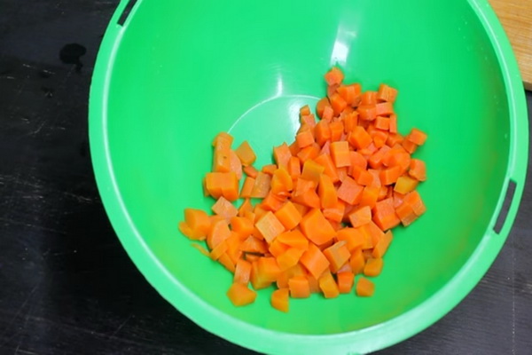 порезать морковку